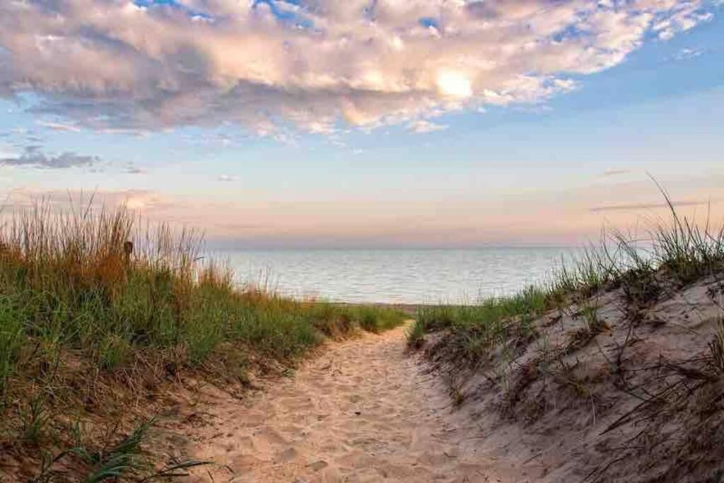 Blue Birdhouse - Indiana Dunes - Pet Friendly Chesterton Exteriör bild